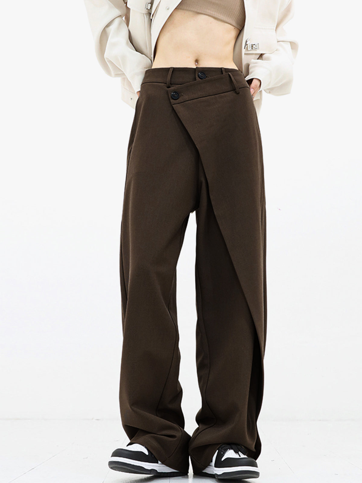 Hannah – Wijde Broek met Asymmetrische Knoopsluiting