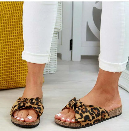 Platte Sandalen met Luipaardprint en Strik